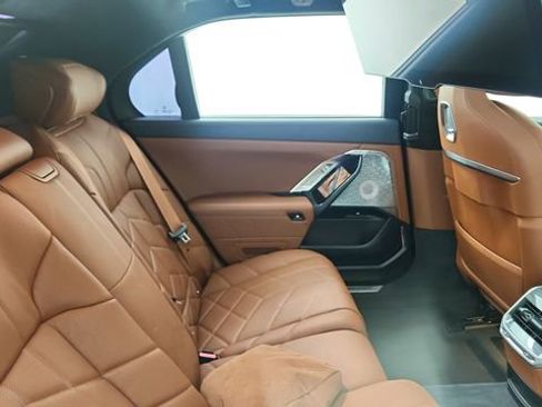 Used 2023 BMW 740i w/ Executive Package image 25