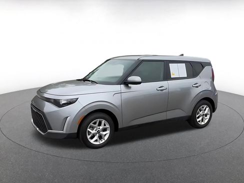 Used 2025 Kia Soul LX w/ LX Technology Package FWD image 8