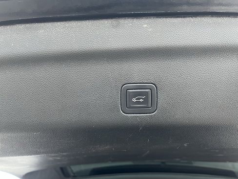 Used 2024 Chevrolet Suburban LT image 31