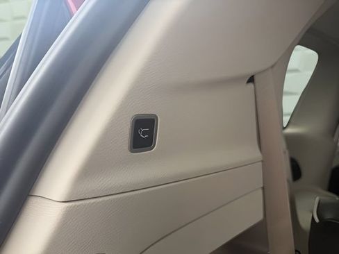 Certified 2024 Chrysler Pacifica Limited FWD image 36