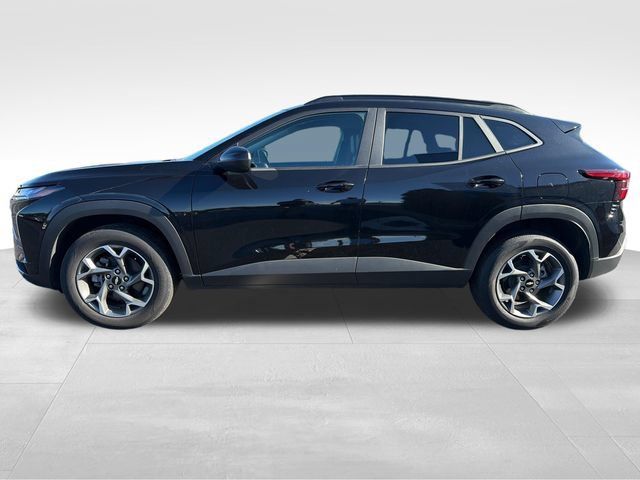 Used 2025 Chevrolet Trax LT FWD image 2