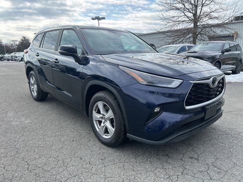 Used 2023 Toyota Highlander LE image 4