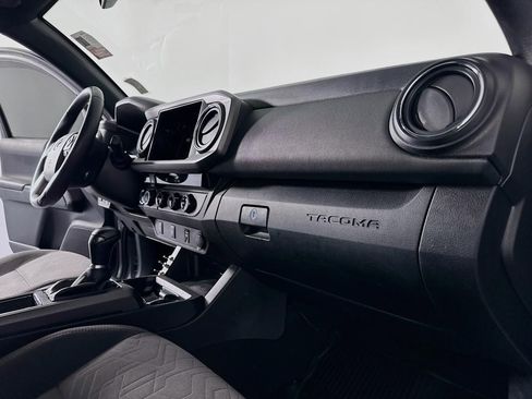 Used 2016 Toyota Tacoma TRD Sport image 37