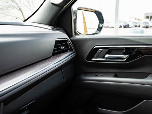 Used 2025 Chevrolet Suburban Z71 w/ Comfort Package image 42