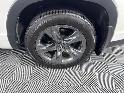 Used 2018 Toyota Highlander Limited Platinum image 11