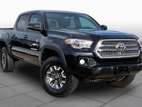 Used 2017 Toyota Tacoma TRD Off-Road w/ Tow Package AWD/4WD image 3