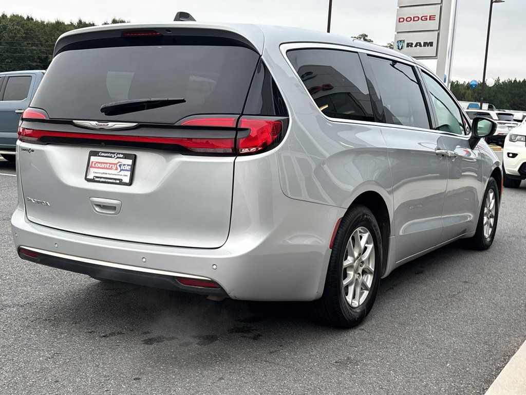 Used 2023 Chrysler Pacifica Touring-L FWD image 6
