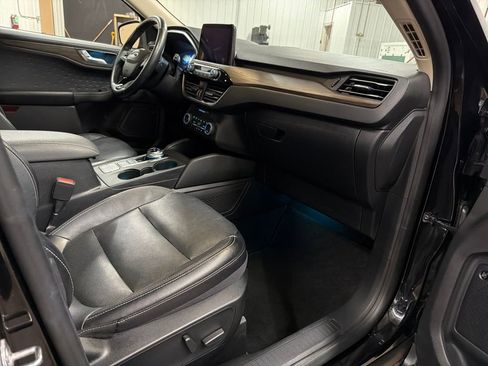 Used 2020 Ford Escape Titanium image 18