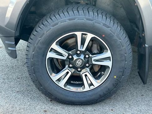 Used 2018 Toyota Tacoma TRD Sport AWD/4WD image 11