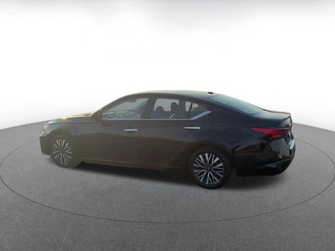 Used 2025 Nissan Altima 2.5 SV image 10