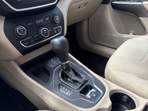 Used 2019 Jeep Cherokee Latitude w/ Popular Appearance Group FWD image 32