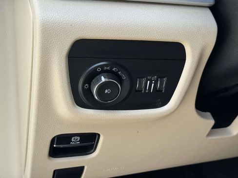 Used 2023 Jeep Grand Cherokee Limited AWD/4WD image 10