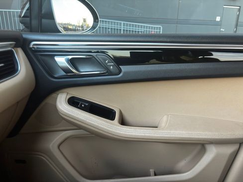 Used 2017 Porsche Macan image 23