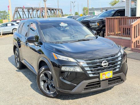 Used 2024 Nissan Rogue SV AWD/4WD image 2