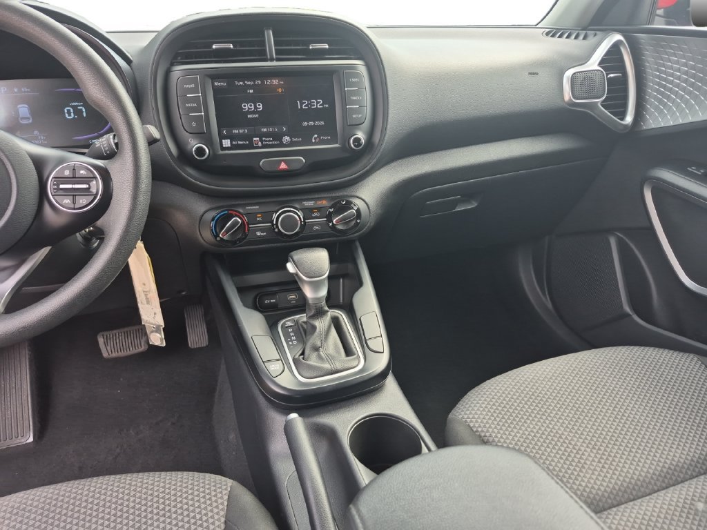 Used 2025 Kia Soul LX w/ LX Technology Package FWD image 11