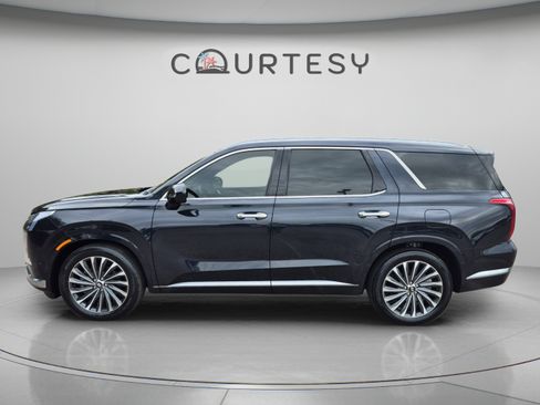 Certified 2024 Hyundai Palisade Calligraphy FWD image 2