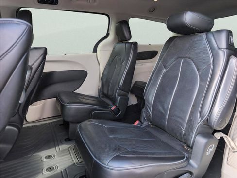 Used 2018 Chrysler Pacifica Limited FWD image 32