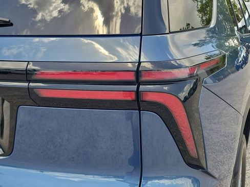 Used 2025 Chevrolet Traverse LT w/ LPO, Floor Liner Package FWD image 8
