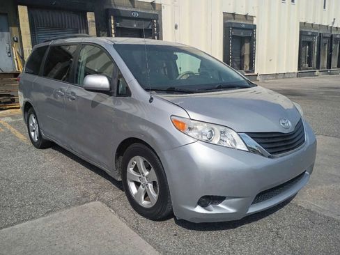 Used 2014 Toyota Sienna LE image 3