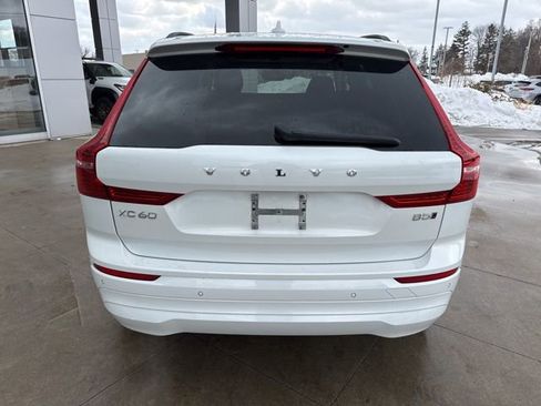 Used 2022 Volvo XC60 B5 Momentum image 6