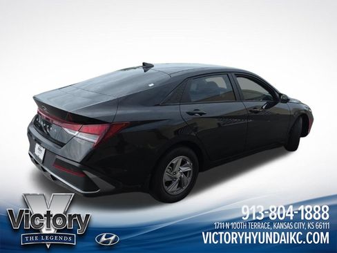 Used 2024 Hyundai Elantra SE FWD image 5