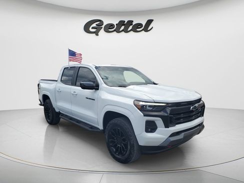 Used 2025 Chevrolet Colorado Z71 w/ Technology Package AWD/4WD image 3