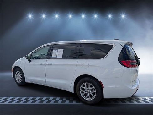 Used 2025 Chrysler Pacifica Select image 5