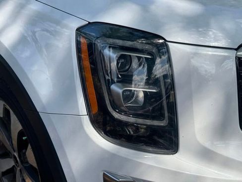Certified 2022 Kia Telluride EX w/ EX Premium Package FWD image 9