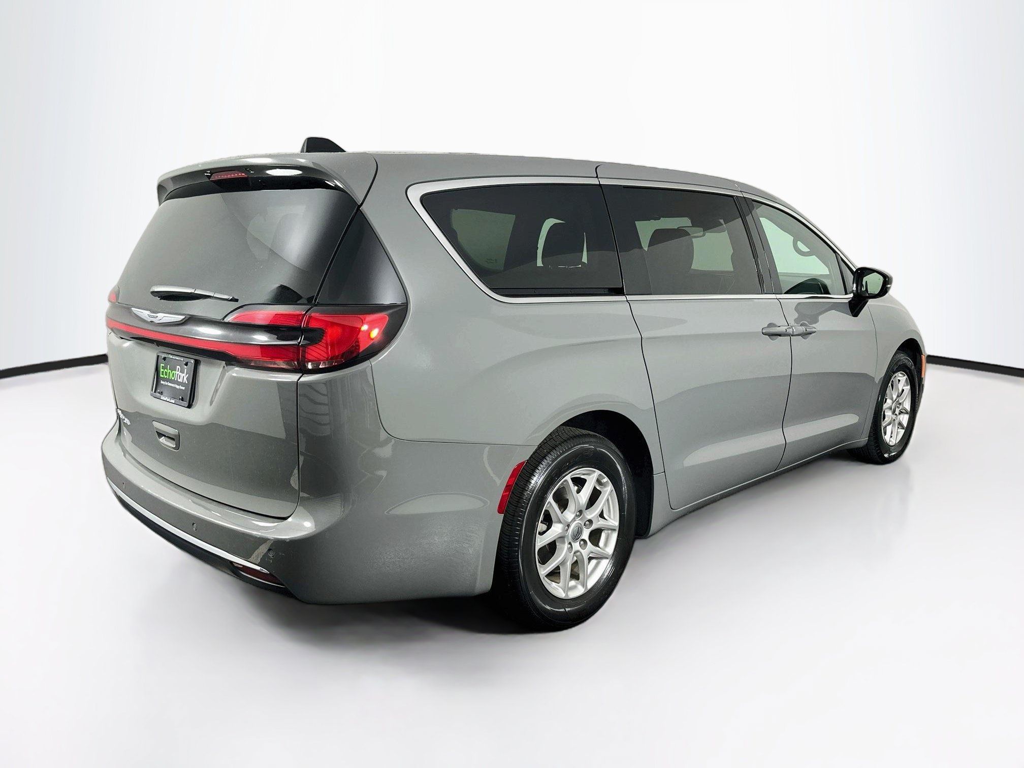 Used 2025 Chrysler Pacifica Select FWD image 9