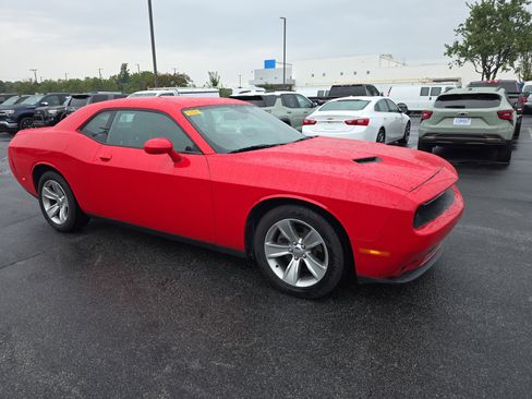 Used 2019 Dodge Challenger SXT image 2