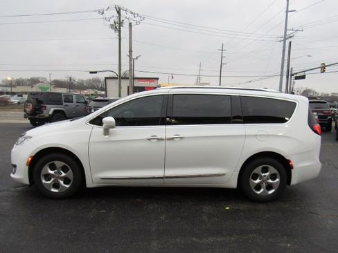 Used 2017 Chrysler Pacifica Touring-L Plus image 4