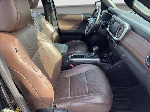 Used 2017 Toyota Tacoma Limited w/ Tow Package AWD/4WD image 9