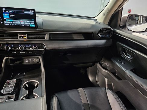 Used 2024 Honda Pilot Touring image 11