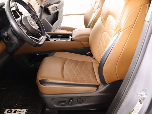 Used 2024 Nissan Pathfinder Platinum image 12