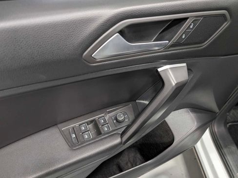 Used 2021 Volkswagen Tiguan SE image 33