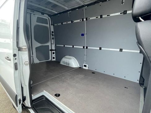 Used 2025 Mercedes-Benz Sprinter 2500 image 8