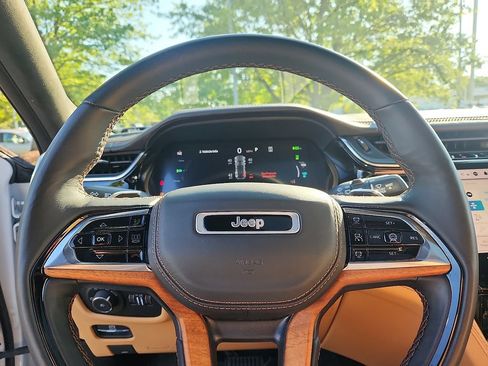 Used 2022 Jeep Grand Cherokee Summit AWD/4WD image 20
