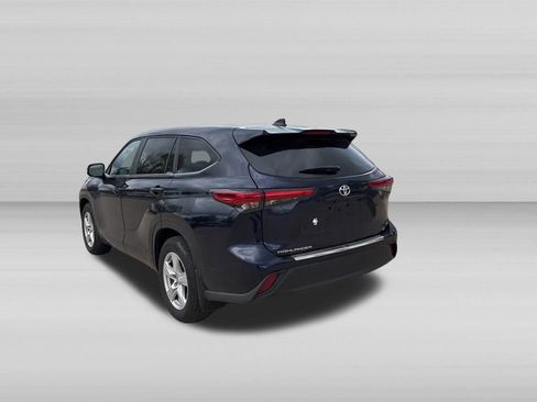 Used 2023 Toyota Highlander LE FWD image 6