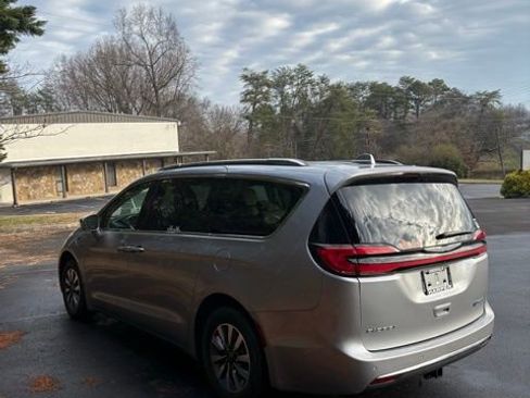 Used 2021 Chrysler Pacifica Touring-L image 29