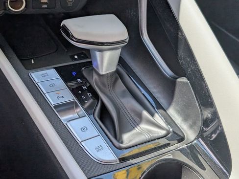 Used 2024 Hyundai Elantra Limited image 30