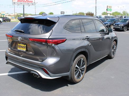 Used 2022 Toyota Highlander XSE FWD image 9