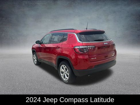 Used 2024 Jeep Compass Latitude AWD/4WD image 3