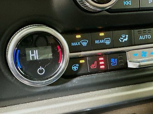 Used 2024 Ford Expedition Limited image 23