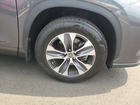 Used 2023 Toyota Highlander XLE AWD/4WD image 12