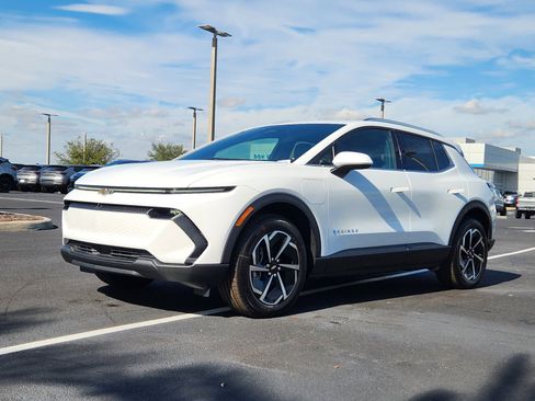 New 2026 Chevrolet Equinox EV LT image 2