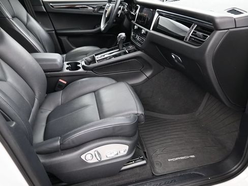 Certified 2023 Porsche Macan AWD/4WD image 25