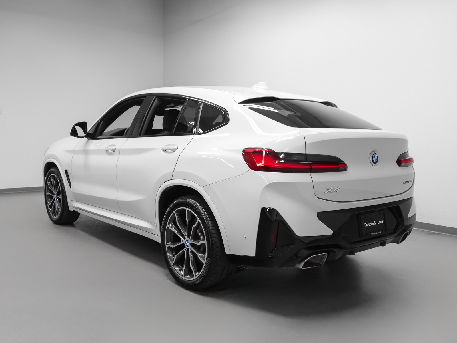 Used 2023 BMW X4 xDrive30i w/ M Sport Package AWD/4WD image 3