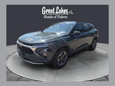 Used 2025 Chevrolet Trax LT FWD image 1