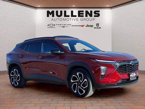 Used 2024 Chevrolet Trax RS w/ Sunroof Package image 3