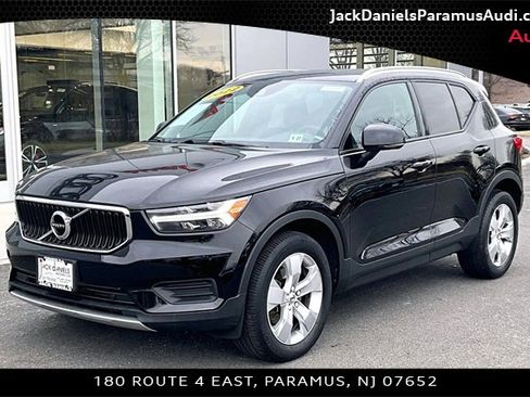 Used 2022 Volvo XC40 T5 Momentum image 1